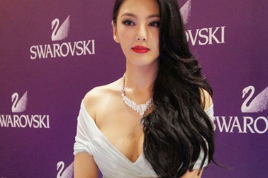 Trương Vũ Kỳ khoe vẻ gợi cảm với váy cổ trễ