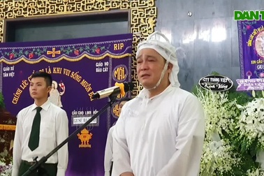 Diễn viên Lý Hùng liên tục lau nước mắt trong tang lễ cha - NSND Lý Huỳnh