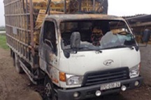 Tẩm xăng đốt ô tô của hàng xóm để trả thù