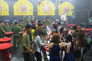 Cảnh sát đột kích quán bar ngày đầu năm, dân chơi náo loạn