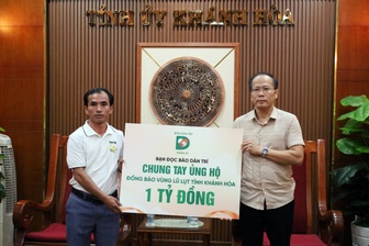 Báo Dân trí trao nóng 1 tỷ đồng của bạn đọc giúp nhân dân vùng lũ Khánh Hòa