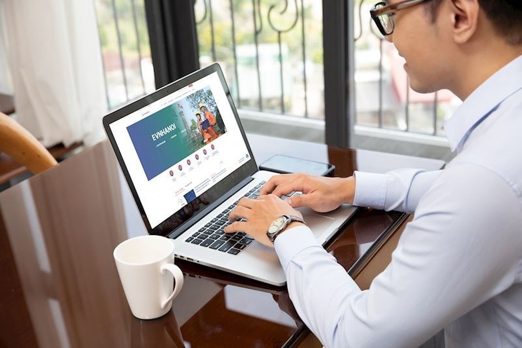 Hiệu quả từ số hóa hoạt động kinh doanh và dịch vụ khách hàng của EVNHANOI - 1 Hiệu quả từ số hóa hoạt động kinh doanh và dịch vụ khách hàng của EVNHANOI - 1