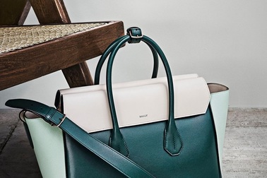 Thời trang hàng hiệu giảm thêm 10% cho hàng đang sales