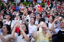 Người dân phấn khích khi xem tổng duyệt diễu binh ở TPHCM