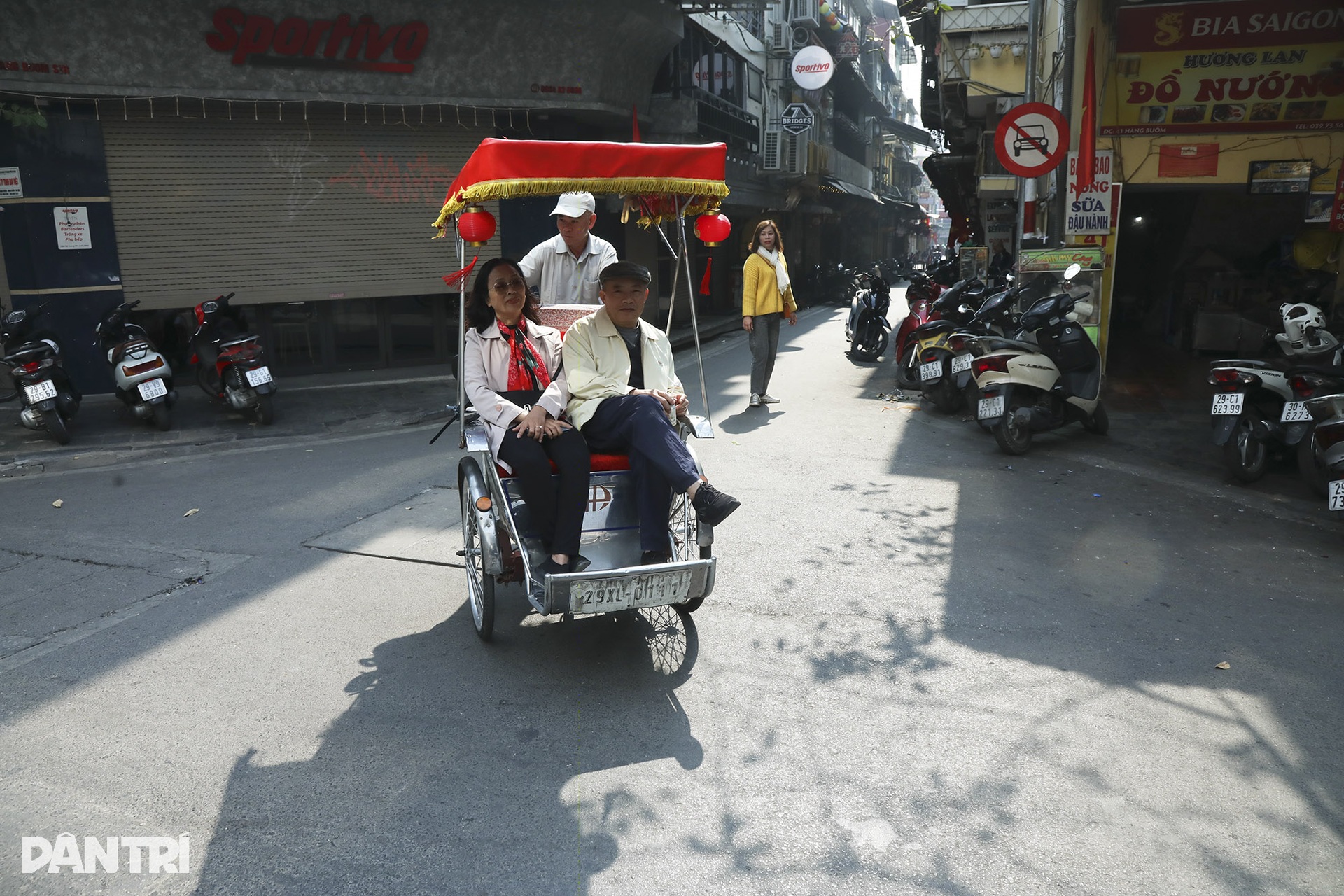 Hà Nội bình yên dưới nắng vàng rực rỡ ngày 30 Tết - 2 Hà Nội bình yên dưới nắng vàng rực rỡ ngày 30 Tết - 2