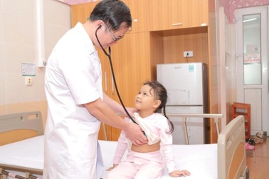 Căn bệnh mạn tính khiến bé 7 tuổi sốt dai dẳng