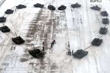 Quân nhân Nga xếp xe tăng thành hình trái tim cầu hôn vợ