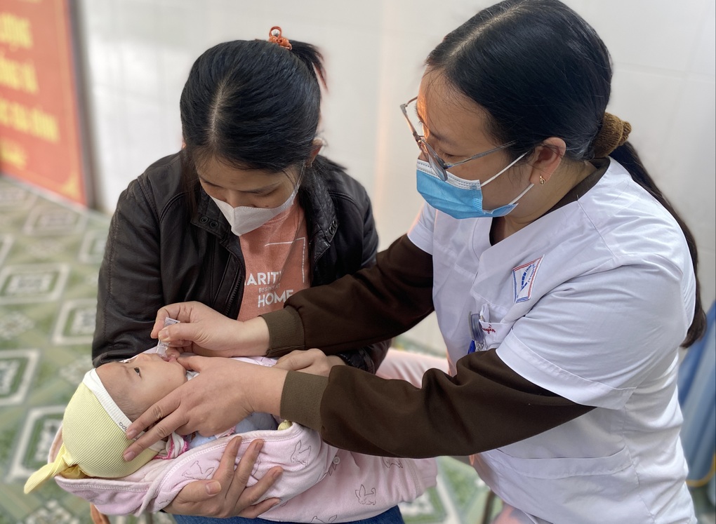 Trẻ được uống miễn phí vaccine phòng bệnh tiêu chảy do virus rota - 1 Trẻ được uống miễn phí vaccine phòng bệnh tiêu chảy do virus rota - 1