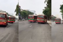 Kinh hãi cảnh 2 xe buýt tạt đầu, chèn ép nhau trên phố