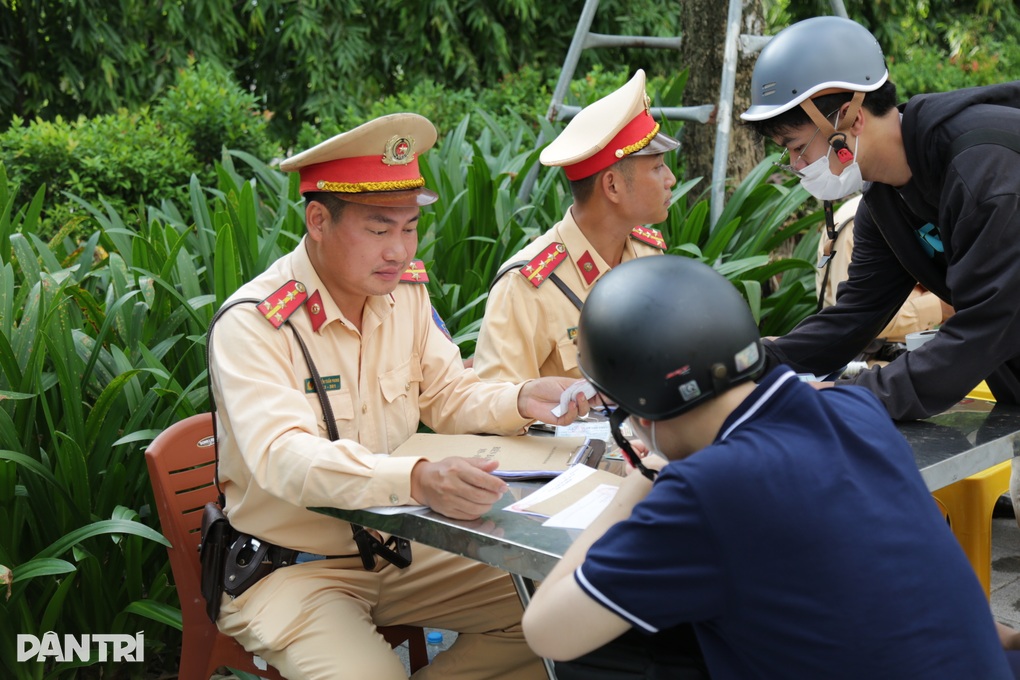 Hà Nội: Hàng loạt tài xế đi sai làn bị cảnh sát giao thông xử phạt - 2 Hà Nội: Hàng loạt tài xế đi sai làn bị cảnh sát giao thông xử phạt - 2