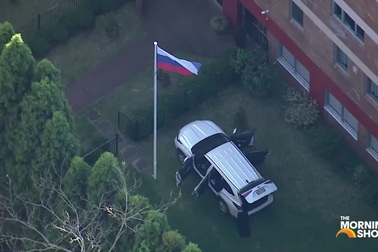 Lao xe vào lãnh sự quán Nga ở Australia