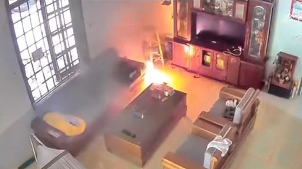 Clip “quạt tích điện phát nổ, bốc cháy dữ dội giữa nhà” nổi bật tuần qua