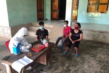 Rời nhà khi đang cách ly, 3 người trong một gia đình bị xử phạt