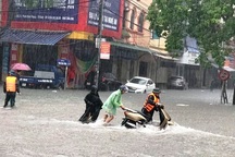 Huy động 80 cán bộ chiến sĩ công an giúp dân "vượt lũ"