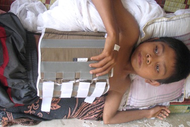 Nước mắt người cha cõng con 20km đi cấp cứu