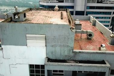 Chung cư không có cột thu lôi bị sét đánh vỡ một phần nóc