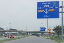 Tháo dỡ loạt biển báo "thừa thãi" tại nút giao QL1 với cao tốc Bắc - Nam