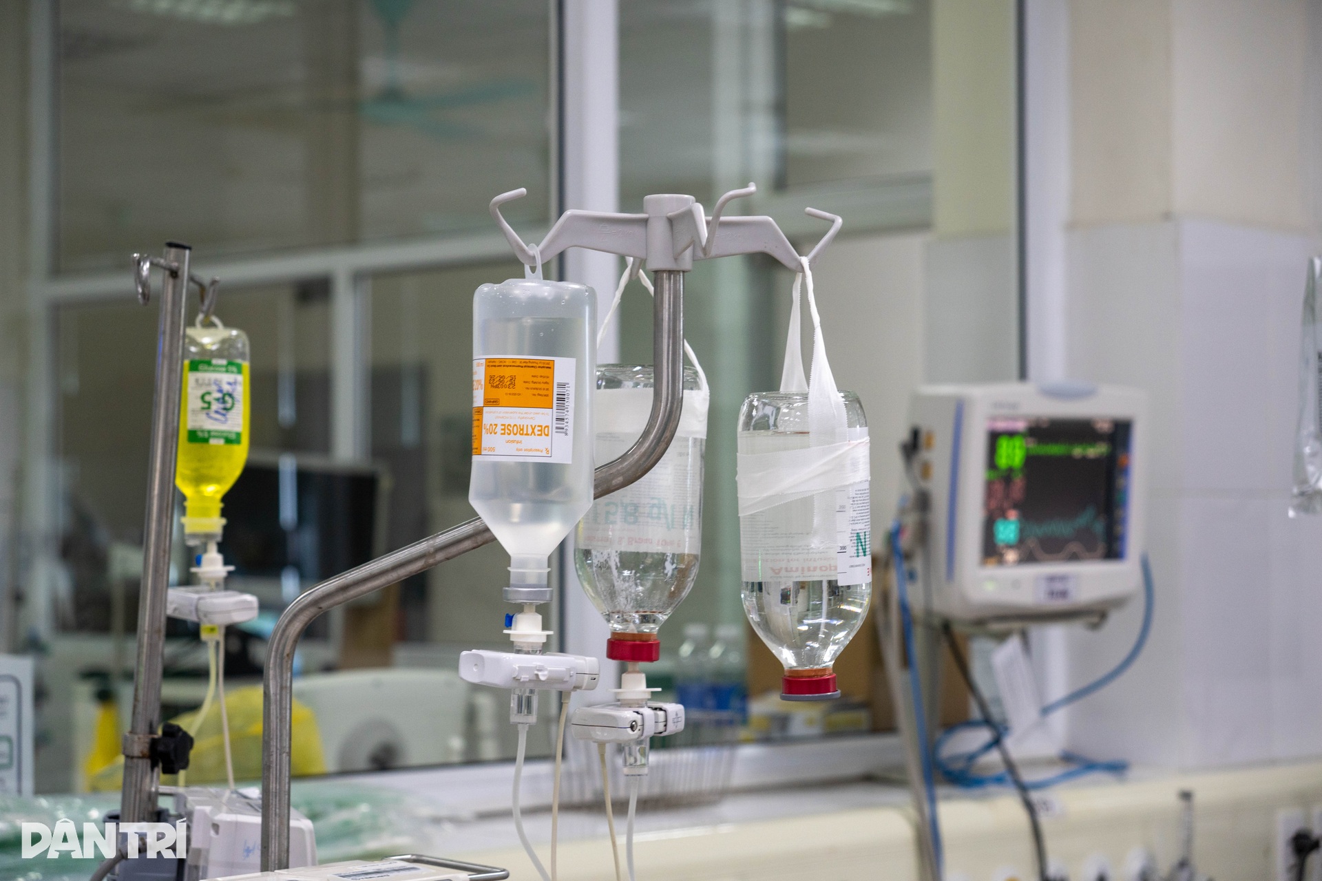 Tuyến cuối chữa sốt xuất huyết: Chạy đua cứu bệnh nhân cô đặc máu - 2 Tuyến cuối chữa sốt xuất huyết: Chạy đua cứu bệnh nhân cô đặc máu - 2