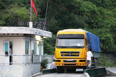 Giám đốc Cảng Chân Mây bị tạm đình chỉ vì để lọt xe quá tải