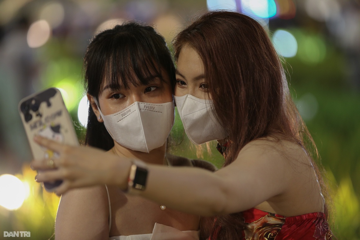 Hàng nghìn người dân Sài Gòn chen chân tham quan đường hoa Nguyễn Huệ - 12 Hàng nghìn người dân Sài Gòn chen chân tham quan đường hoa Nguyễn Huệ - 12