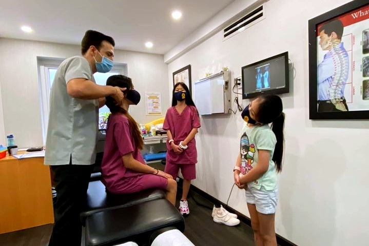 Người phụ nữ ở TPHCM mắc bệnh mọc đuôi ở sọ vì cầm smartphone sai cách - 2