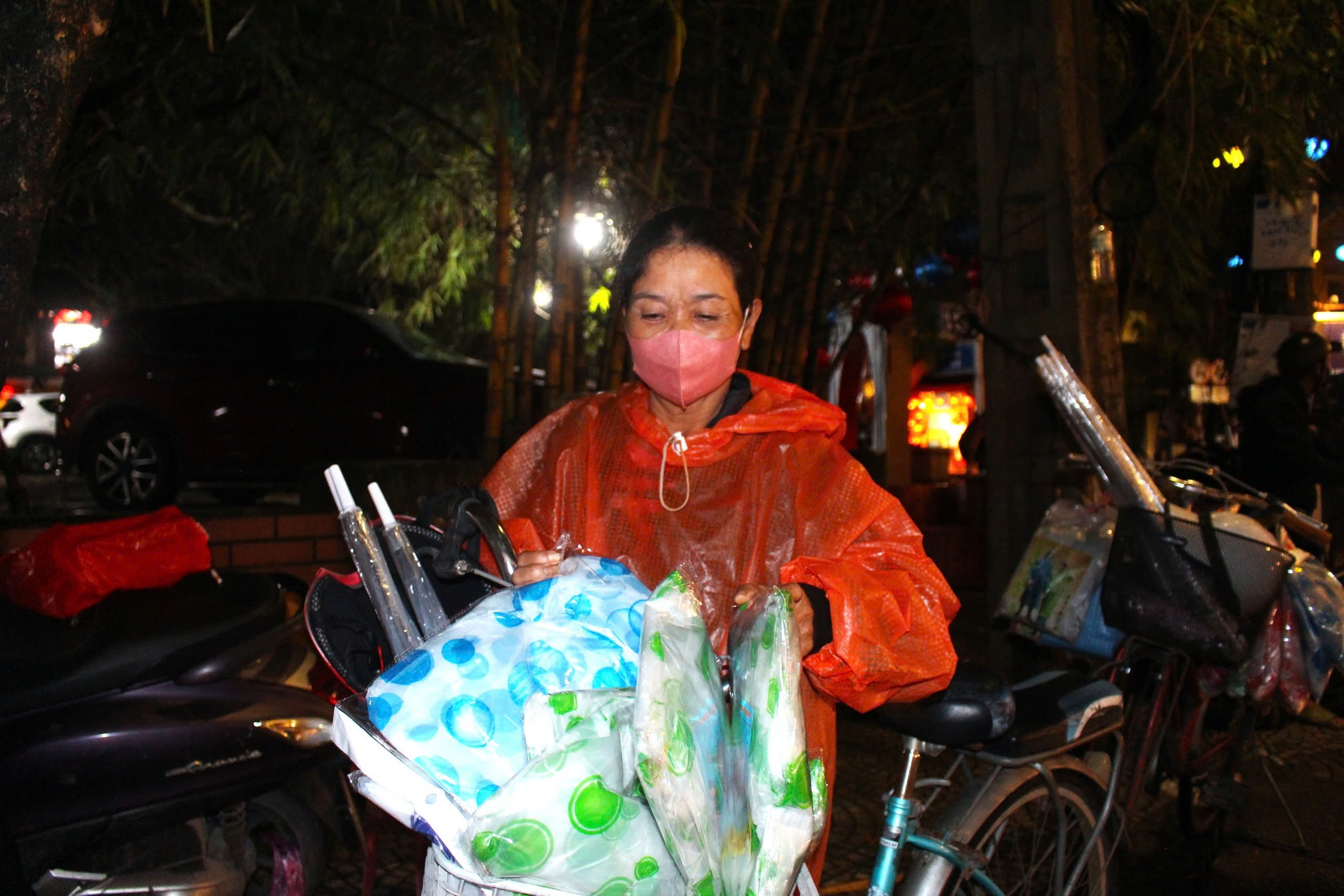 Mưu sinh ngày cận Tết trong mưa rét ở phố cổ Hội An - 2 Mưu sinh ngày cận Tết trong mưa rét ở phố cổ Hội An - 2