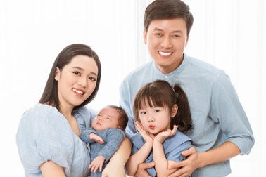 Quách Ngọc Tuyên bận rộn với "Lật mặt", vợ kém 16 tuổi liên tục động viên