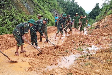 Đường vào Rào Trăng 3 đang gặp nhiều khó khăn vì mưa rất lớn