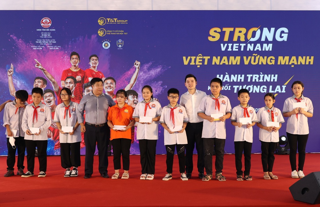 Phó chủ tịch Tập đoàn TT Group hiện thực hóa cam kết về bóng đá học đường - 5 Phó chủ tịch Tập đoàn TT Group hiện thực hóa cam kết về bóng đá học đường - 5