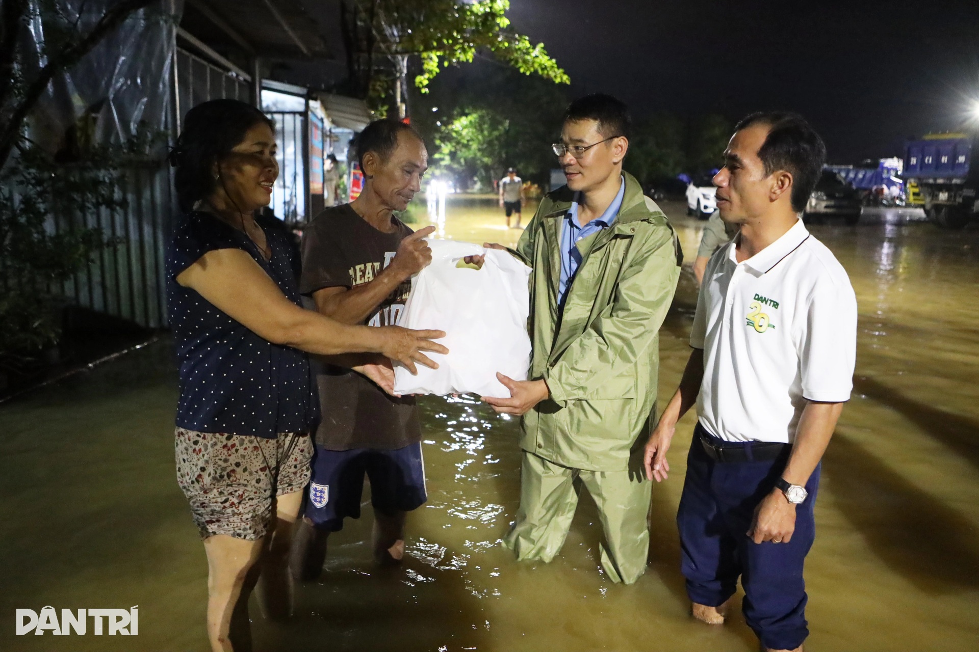 Báo Dân trí ngày đêm mang túi an sinh đến với cư dân vùng lũ ở ngã ba sông - 15 Báo Dân trí ngày đêm mang túi an sinh đến với cư dân vùng lũ ở ngã ba sông - 15