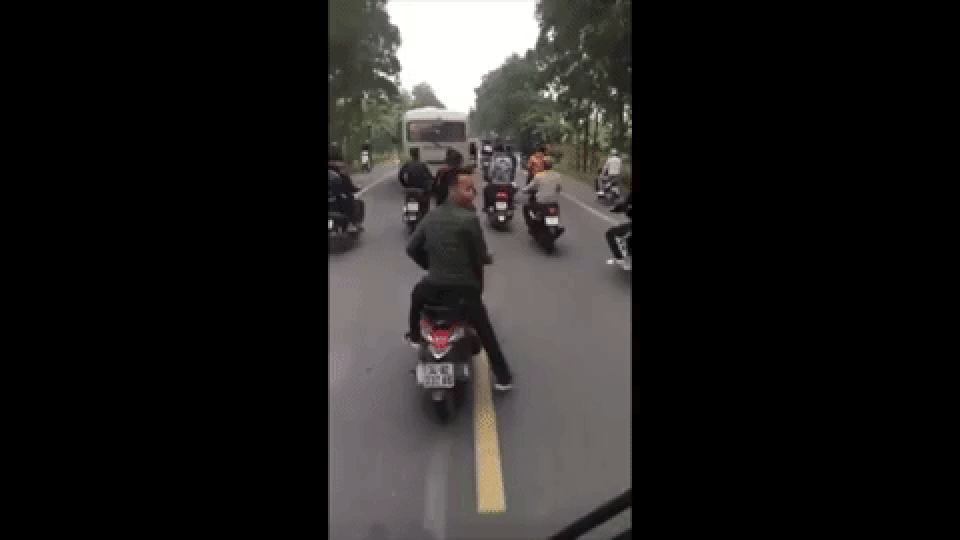 Điều tra nhóm thanh niên đánh võng chặn đầu xe chở tân binh - 1 Điều tra nhóm thanh niên đánh võng chặn đầu xe chở tân binh - 1