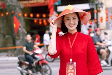 Hồng Diễm, Lương Thu Trang diện áo dài nổi bật ở buổi tập luyện diễu binh