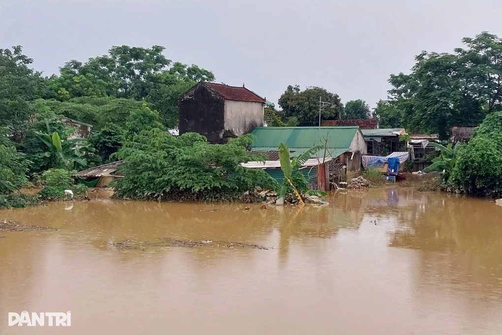 Ba xã đang bị cô lập hoàn toàn, nhiều khu dân cư nước ngập ngang thân nhà - 2 Ba xã đang bị cô lập hoàn toàn, nhiều khu dân cư nước ngập ngang thân nhà - 2