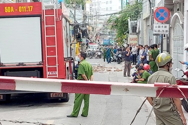 Nổ lớn "xé toạc" một bức tường, cả khu phố kinh hãi