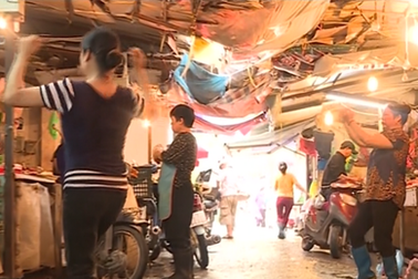 Khu chợ độc đáo có nhiều người lao động yêu thể dục tại Hà Nội