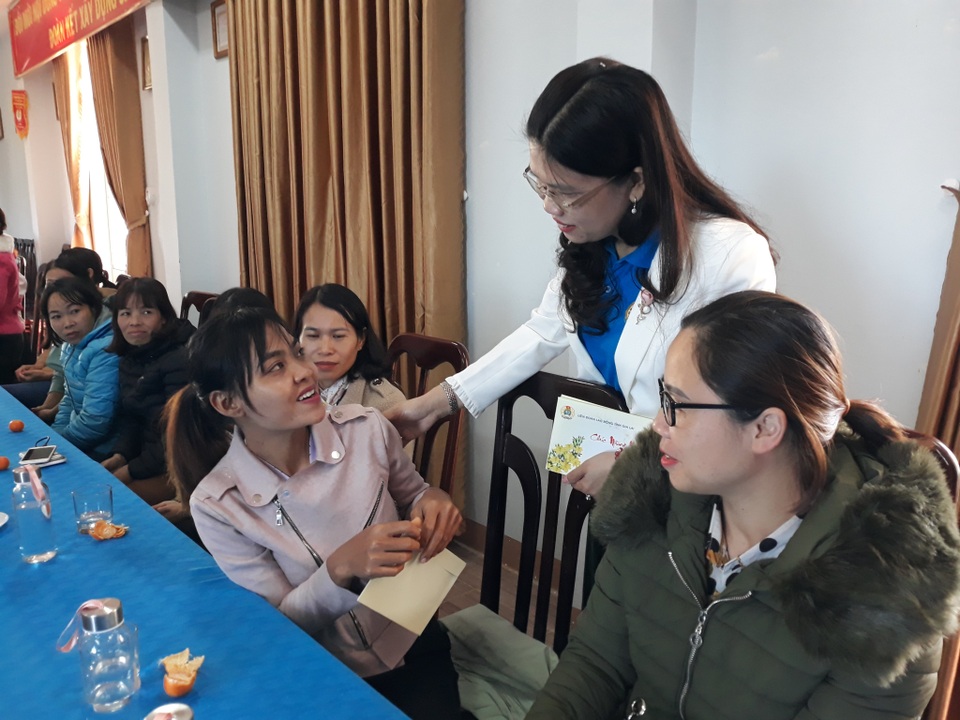 Mang niềm vui đến với những người lao động không có Tết - 2 Mang niềm vui đến với những người lao động không có Tết - 2