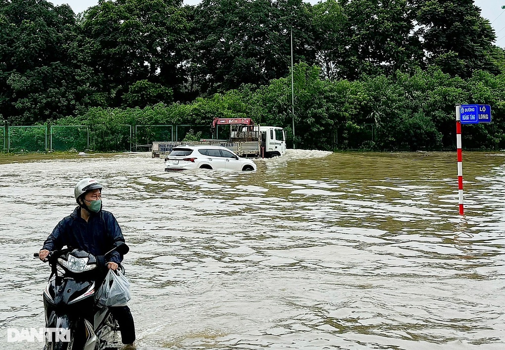 Ngập sâu khiến người dân Hà Nội phải xin nghỉ làm