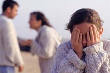 Bố mẹ đánh nhau, con uống thuốc tự tử