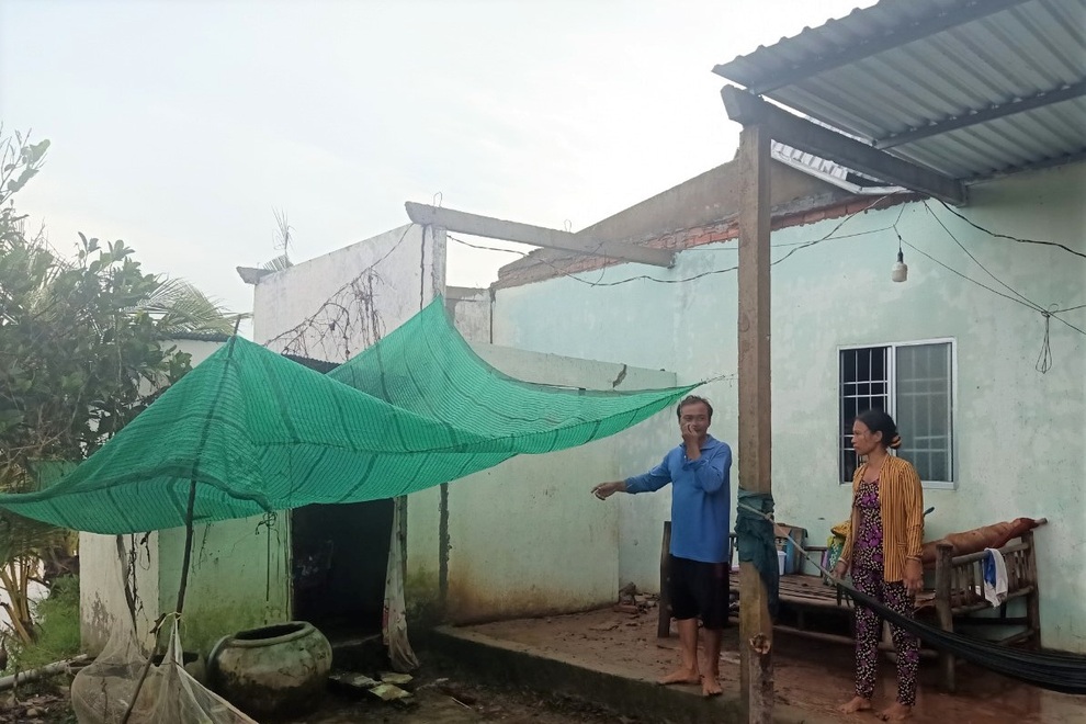 Mưa dông, lốc xoáy gây thiệt hại 80 căn nhà dân - 1 Mưa dông, lốc xoáy gây thiệt hại 80 căn nhà dân - 1