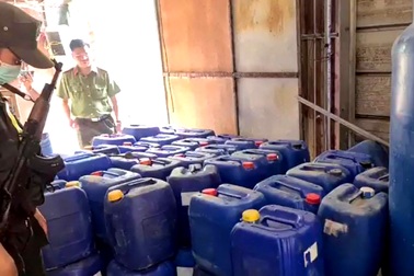 Đột kích cơ sở làm giả nước tẩy rửa quy mô “khủng” ở Bình Dương