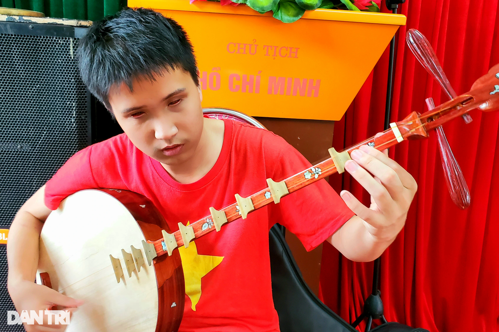 Chàng trai mù chơi thuần thục 4 loại nhạc cụ - 5 Chàng trai mù chơi thuần thục 4 loại nhạc cụ - 5