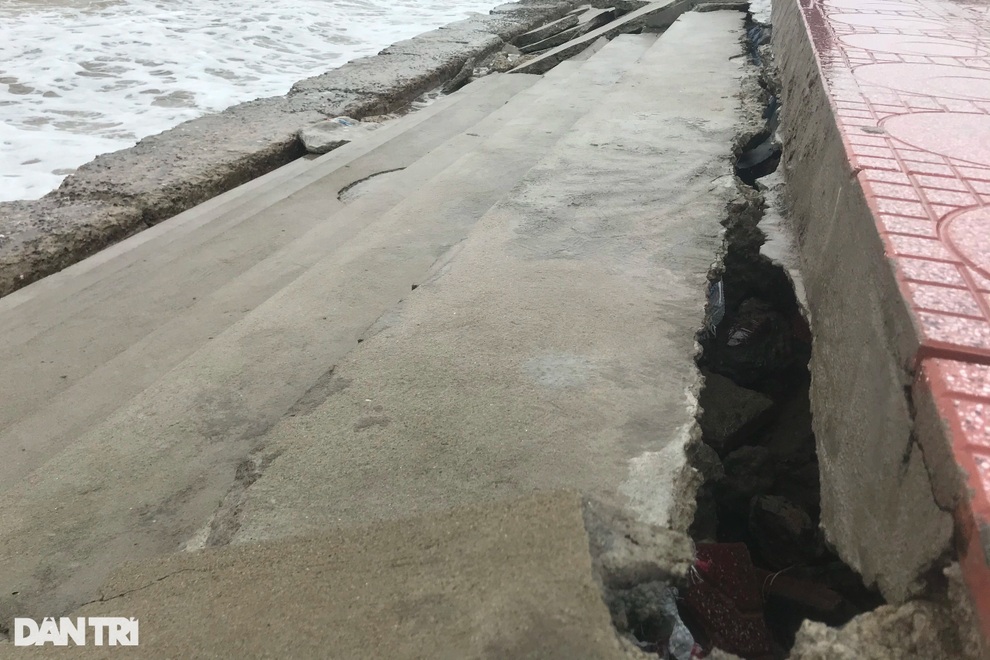 Dự án kè biển hơn 40 tỷ đồng bị sóng đánh hư hỏng - 2 Dự án kè biển hơn 40 tỷ đồng bị sóng đánh hư hỏng - 2