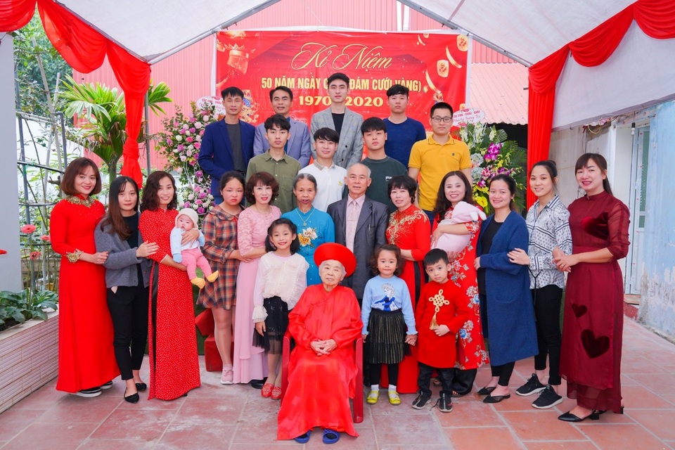 Xúc động bộ ảnh “đám cưới vàng” của cụ bà mắc bệnh ung thư ở Hà Nội - 5 Xúc động bộ ảnh “đám cưới vàng” của cụ bà mắc bệnh ung thư ở Hà Nội - 5