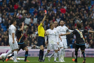 Trọng tài thiên vị trắng trợn cho Real Madrid?
