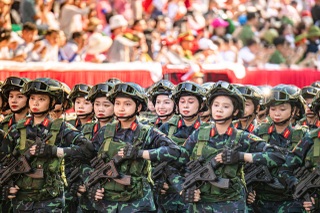 Cô gái xinh đẹp trong video trò chuyện với Đại tướng Phan Văn Giang gây sốt - 9