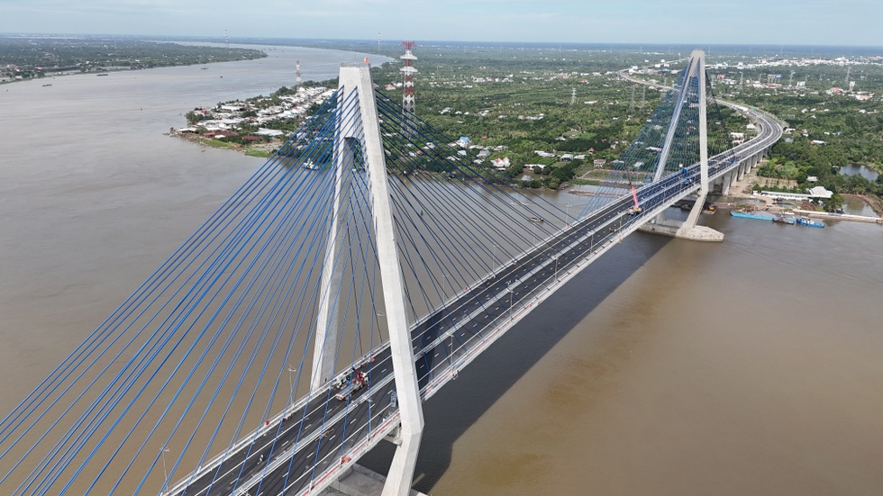 Hai công trình "chỉ bàn làm, không lui" với khát khao đất nước hùng cường