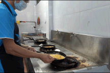 Đầu bếp 5 sao nấu cơm miễn phí cho bệnh nhân ung thư Hà Nội