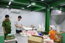 Hàng trăm tấn dầu ăn, bột canh giả đã bán cho bếp ăn khu công nghiệp
