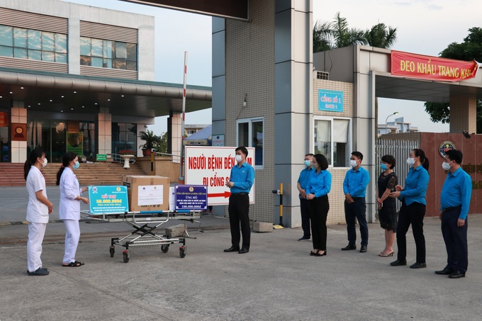 Trao hỗ trợ động viên cán bộ y tế tại Bệnh viện Bệnh Nhiệt đới TƯ cơ sở 2 - Ảnh 1. Trao hỗ trợ động viên cán bộ y tế tại Bệnh viện Bệnh Nhiệt đới TƯ cơ sở 2 - Ảnh 1.