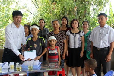 Trao thêm gần 15 triệu đồng đến gia đình cô giáo Hoàng Thị Phi Nga